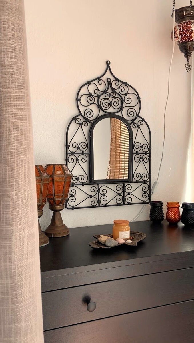Dekorativt spejl med stemningsfuld styling